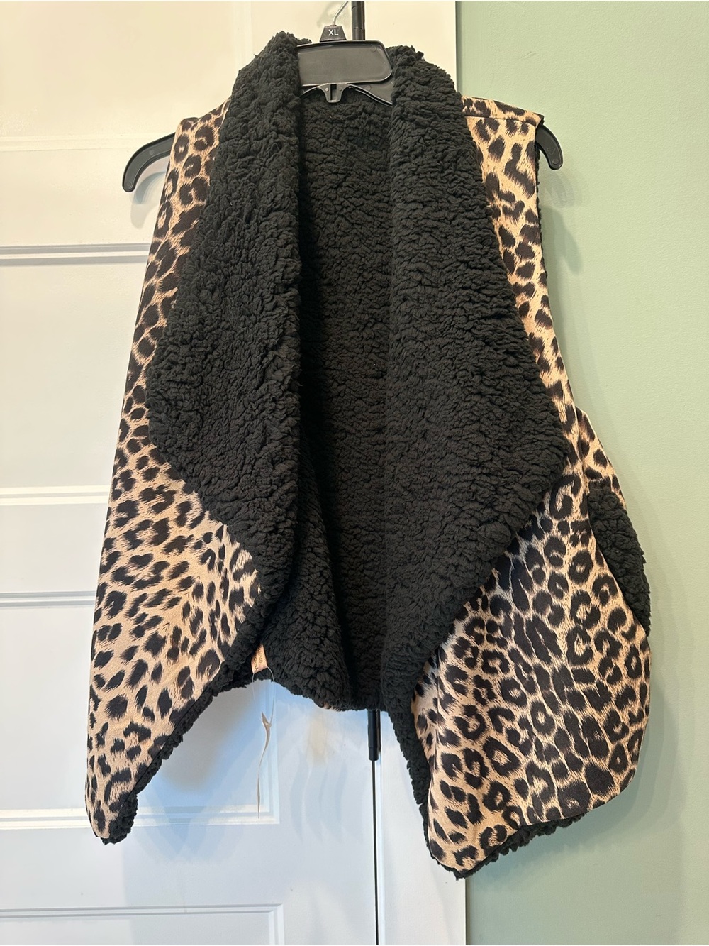 Leopard Print Sherpa Vest - Black & Tan